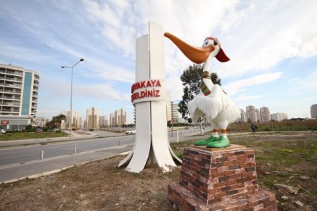 Karşıyaka'ya pelikan heykelleri dikildi