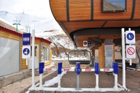 Karsız Palandöken, geçen seneyi mumla arıyor