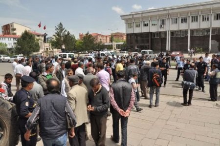 Karslılar, Valilik Önünde Su Eylemi Yaptı