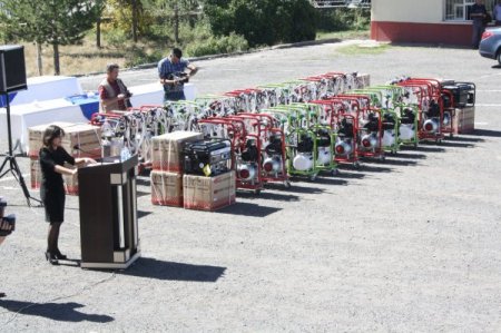 Kars'ta 108 çiftçiye süt sağım makinesi ve jeneratör dağıtıldı