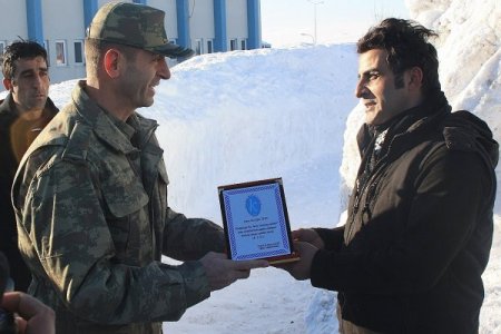 Kars'ta 30 kamyon karla kardan heykel sergisi açıldı