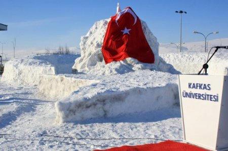 Kars'ta 30 kamyon karla kardan heykel sergisi açıldı