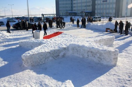 Kars'ta 30 kamyon karla kardan heykel sergisi açıldı