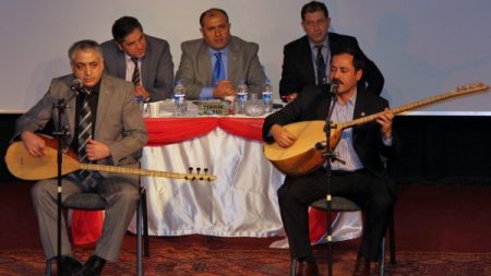 Kars'ta aşıklar atıştı salon doldu taştı