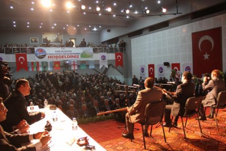 Kars'ta aşıklar atıştı salon doldu taştı