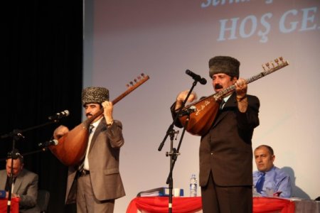 Kars'ta aşıklar atıştı salon doldu taştı