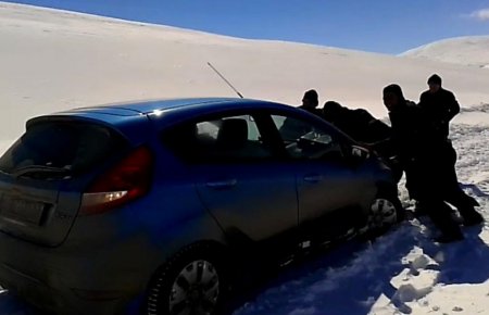 Kars’ta eğitim denetmenleri yolda mahsur kaldı