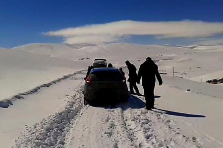 Kars’ta eğitim denetmenleri yolda mahsur kaldı