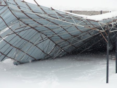 Kars’ta günlerdir yağan kara çatılar dayanmadı