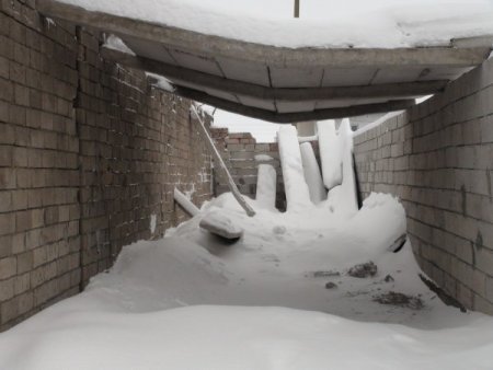 Kars’ta günlerdir yağan kara çatılar dayanmadı