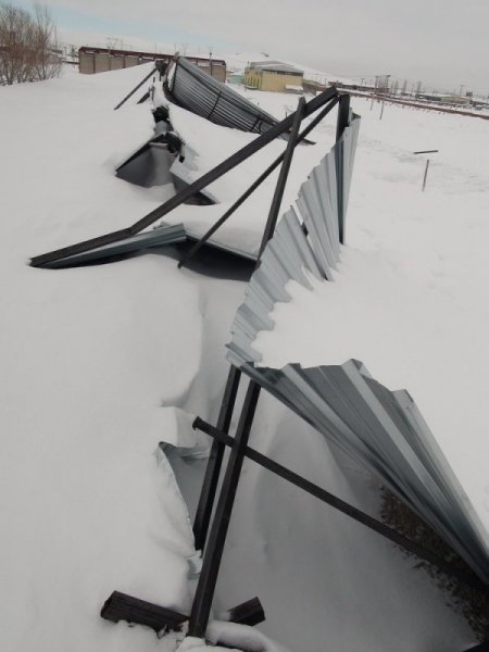 Kars’ta günlerdir yağan kara çatılar dayanmadı