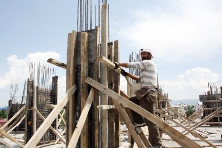 Kars’ta ısınan hava inşaat sezonunu harekete geçirdi