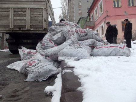 Kars'ta kar bastırdı, kömür dağıtımları hızlandı