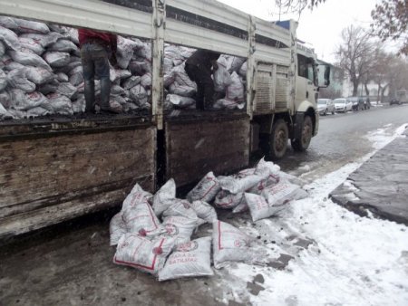 Kars'ta kar bastırdı, kömür dağıtımları hızlandı