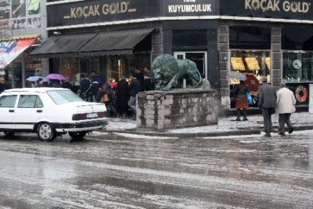 Kars’ta kar gibi dolu yağdı