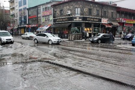 Kars’ta kar gibi dolu yağdı