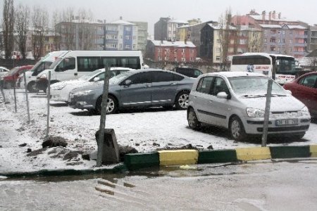 Kars’ta kar gibi dolu yağdı