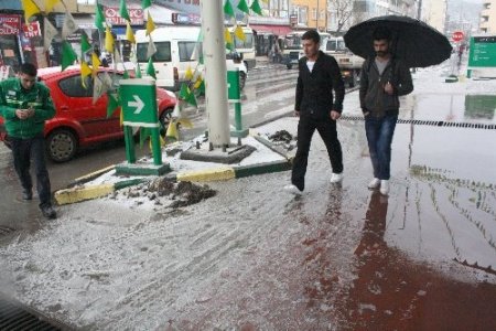 Kars’ta kar gibi dolu yağdı