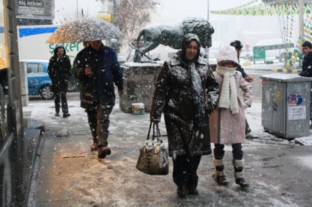 Kars’ta kar şiddetini artırdı