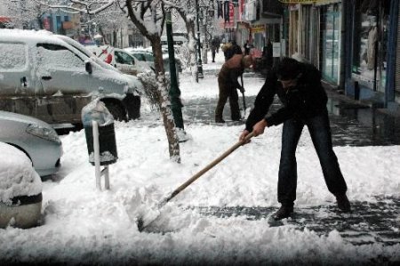 Kars'ta Kar Yağışı Hava Ulaşımını Aksattı
