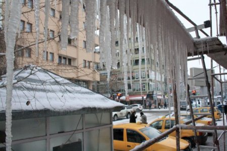 Kars’ta kış çetin geçiyor, çatılarda buz sarkıtları tehlike saçıyor