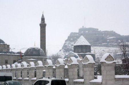 Kars’ta kış çetin geçiyor, çatılarda buz sarkıtları tehlike saçıyor