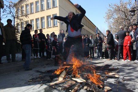 Kars’ta protokol üyeleri, Nevruz ateşinden atladı