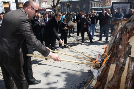 Kars’ta protokol üyeleri, Nevruz ateşinden atladı