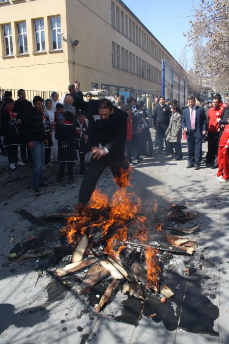 Kars’ta protokol üyeleri, Nevruz ateşinden atladı