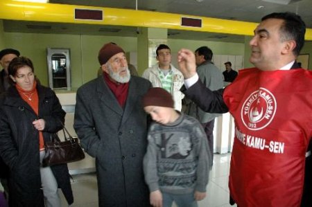 Kars'ta Ptt Çalışanları İş Bıraktı, Vatandaş Mağdur Oldu