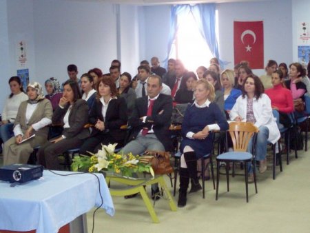 Kars'ta Sağlık Çalışanlarına Hizmet İçi Uyum Semineri Veriliyor