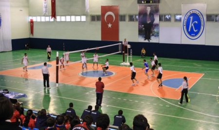 Kars’ta üniversiteler arası voleybol turnuvası başladı