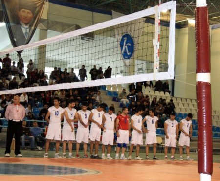 Kars’ta üniversiteler arası voleybol turnuvası başladı