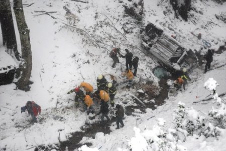 Kartepe'de uçuruma yuvarlandılar