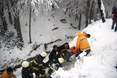 Kartepe'de uçuruma yuvarlandılar
