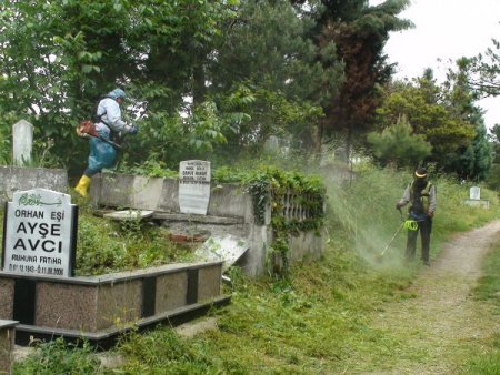 Kartepe'deki Eşme Mezarlığı'nda Temizlik Çalışması
