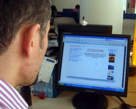 Kartpostallar Sms'e Yenik Düştü; Ptt E-karta Sarıldı