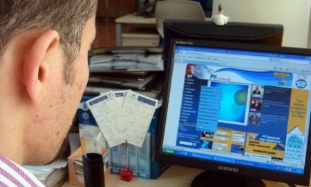Kartpostallar Sms'e Yenik Düştü; Ptt E-karta Sarıldı