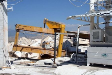 Kasırga Tonlarca Ağırlıktaki Mermer Vinçlerini Devirdi