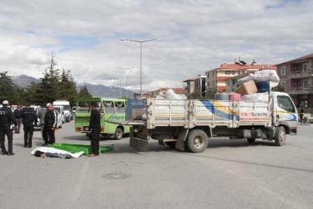 Kasksız motosiklet sürücüsü kazada hayatını kaybetti