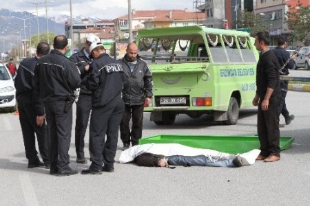 Kasksız motosiklet sürücüsü kazada hayatını kaybetti