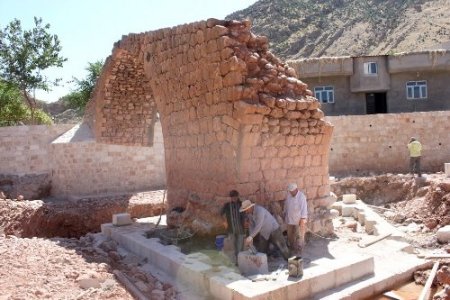 Kasrik Tarihi Han Mahmut Köprüsü restore ediliyor