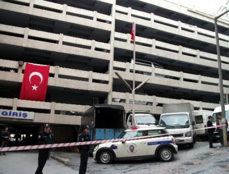 Kat Otoparkında Bomba Paniği