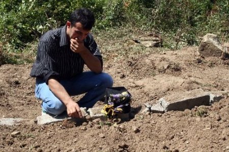 Katliamda Kaybettiği Yakınlarının Mezarı Başında Gözyaşı Döktü