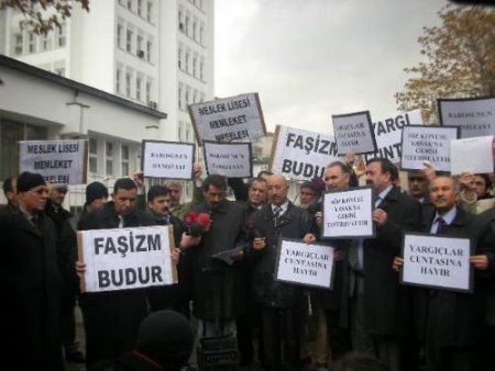 Katsayı Farkının Yürütmesini Durdurma Kararı Danıştay Önünde Protesto Edildi