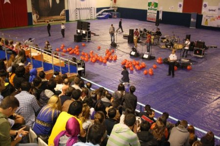 KAÜ’de öğrenciler konserde kaynaştı