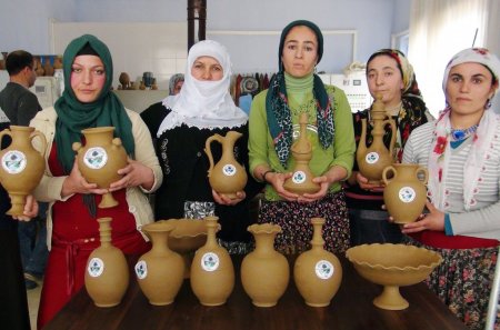 Kavakbaşı'nın asırlık çamur sanatı kadınlarla devam ediyor