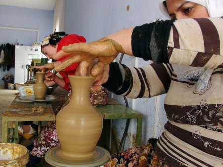 Kavakbaşı'nın asırlık çamur sanatı kadınlarla devam ediyor