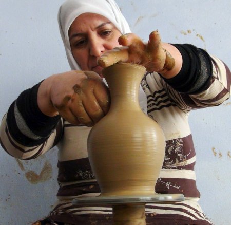 Kavakbaşı'nın asırlık çamur sanatı kadınlarla devam ediyor