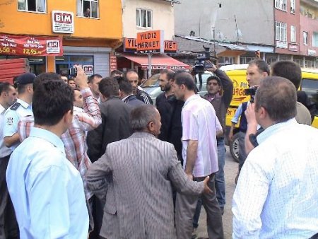 Kavgalardan Bıkan Esnaf Yol Kapattı
